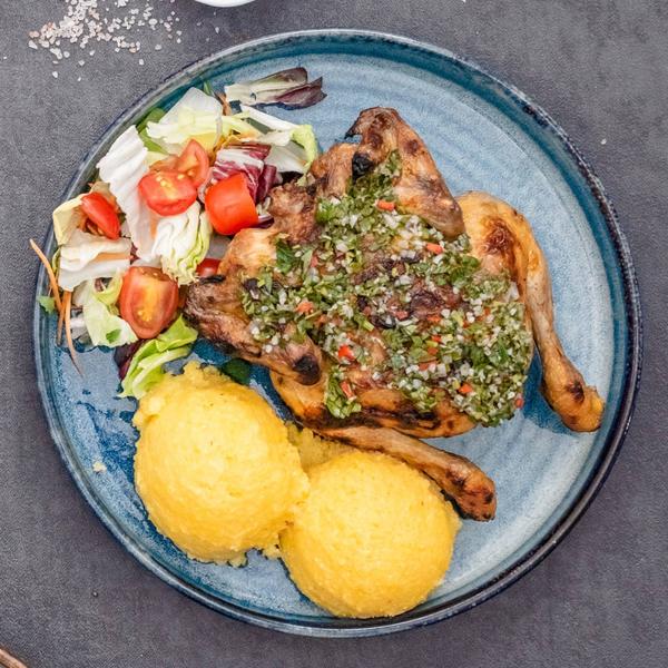 Pui coquelet rumenit la jar servit cu mămăliguță și sos de usturoi